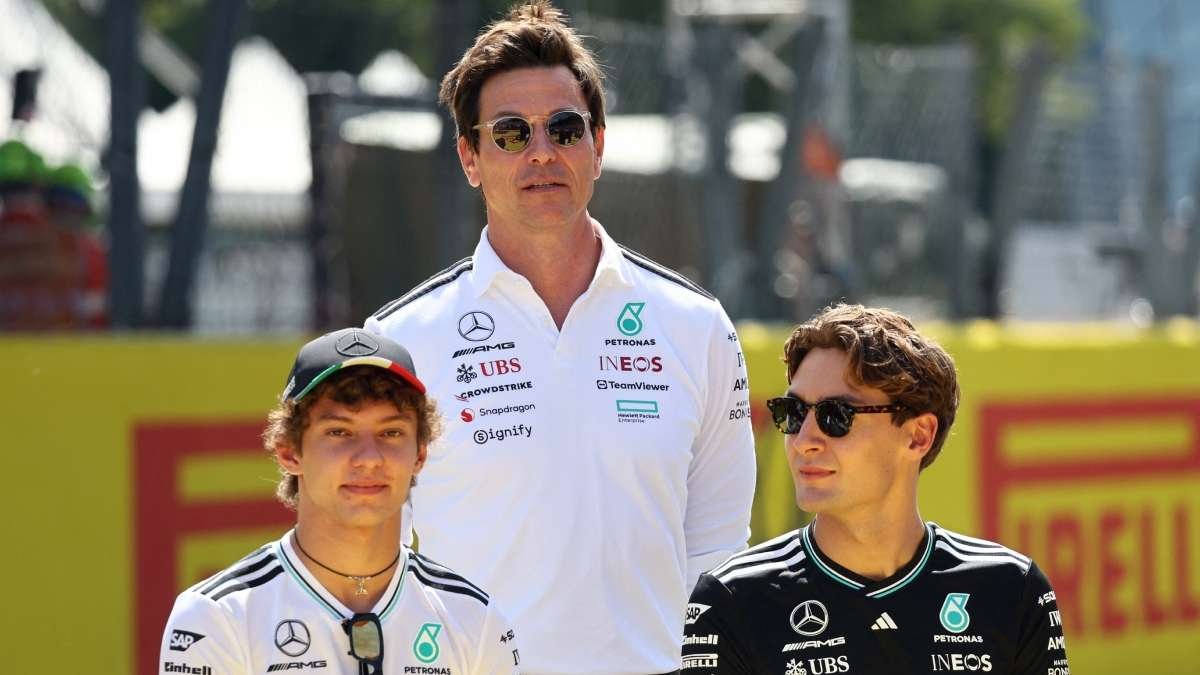 jefe de mecánicos y dupla de pilotos de Mercedes AMG F1 Team
